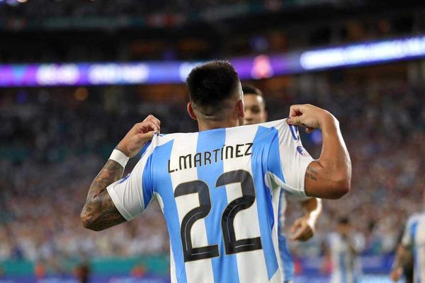 منتخب الأرجنتين يحقق العلامة الكاملة في دور المجموعات بعد فوزه على البيرو بثنائية دور رد.