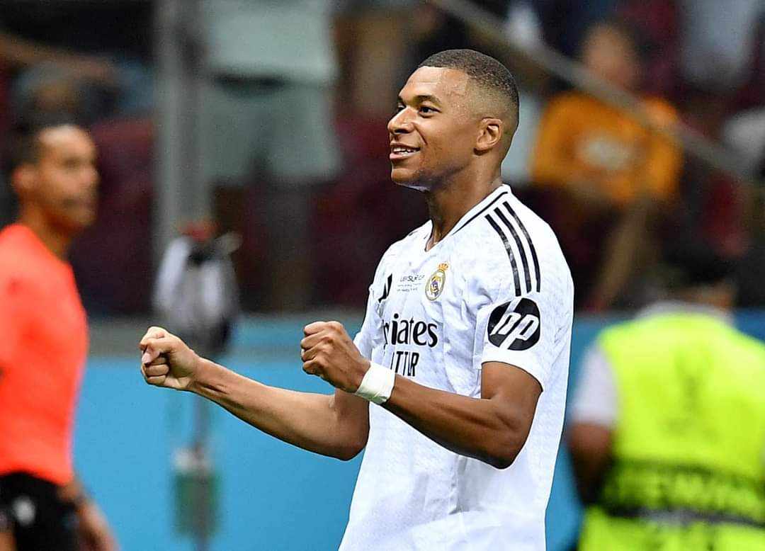 أرقام قياسية مرعبة لريال مدريد بعد التتويج بالسوبر الأوروبي … بدأ الحفل.. مبابي يسرق الأضواء على غلاف «ماركا» بعد التتويج بكأس السوبر الأوروبي … هدف وتتويج.. مبابي يحقق بداية رائعة مع ريال مدريد