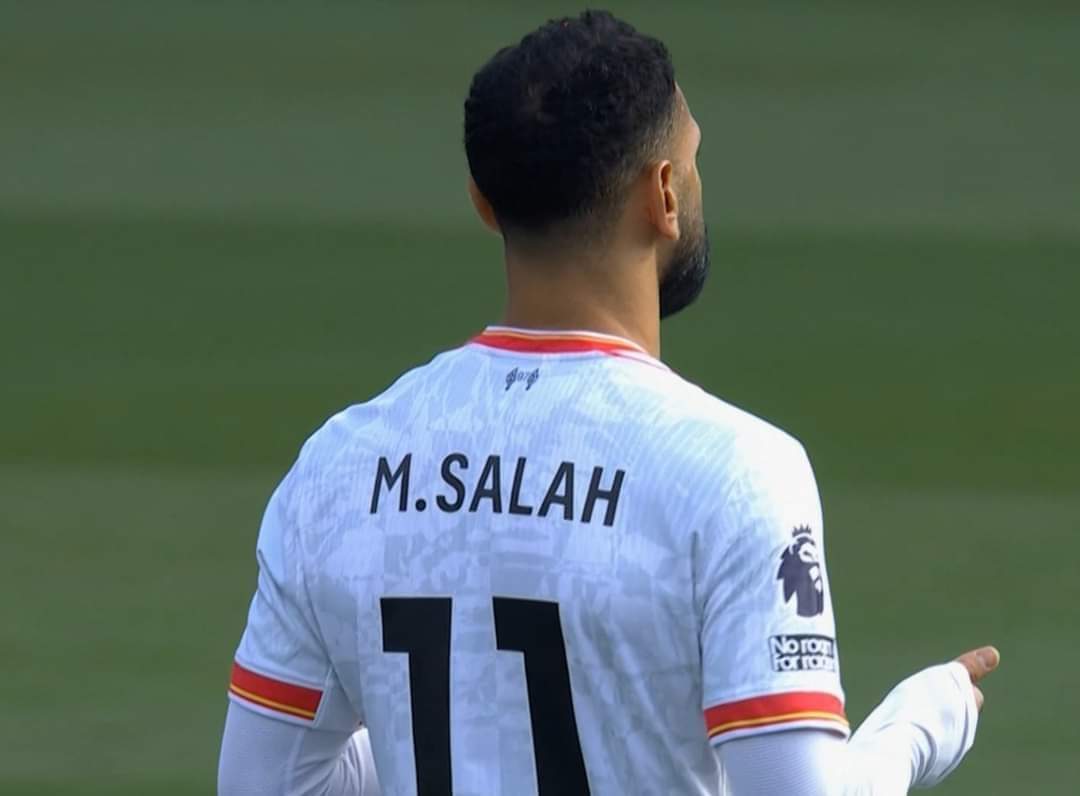 نجم إنجلترا السابق يعلق على عدم تجديد مو صلاح مع الريدز
