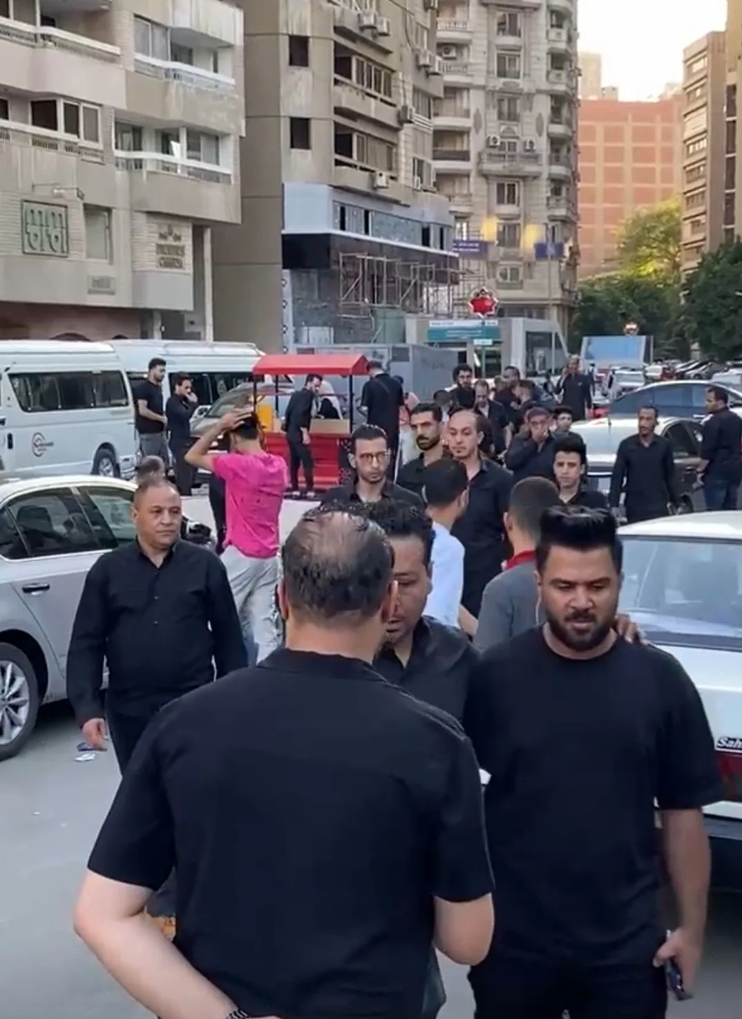 وداع مؤلم للمطرب الشعبي أحمد عامر في مسجد الحامدية الشاذلية
