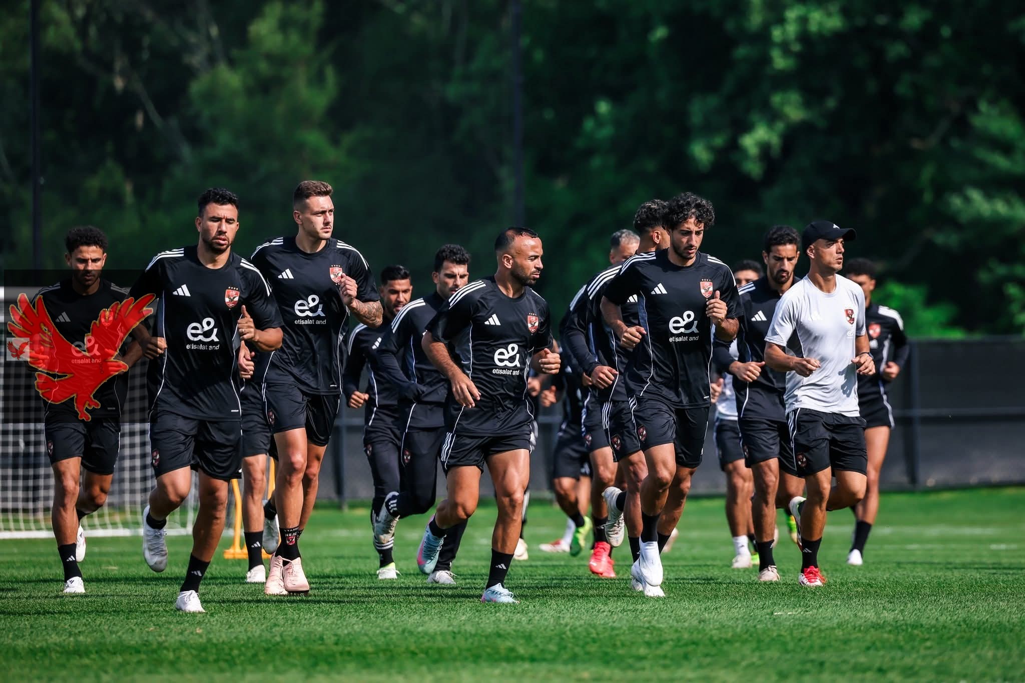 مدافع الأهلي يتلقي عرضين من البرتغال والسويد