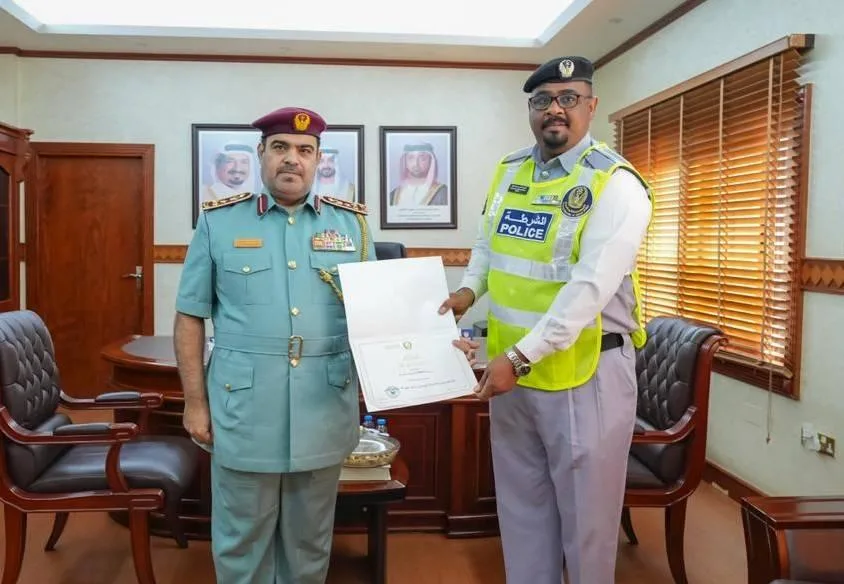 شرطة عجمان تشيد بجهود ضابط في تعزيز سعادة الجمهور.